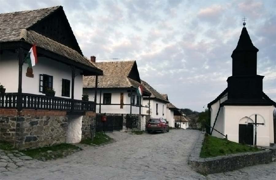 Pünkösdölés Hollókőn várjátékkal, királyválasztással