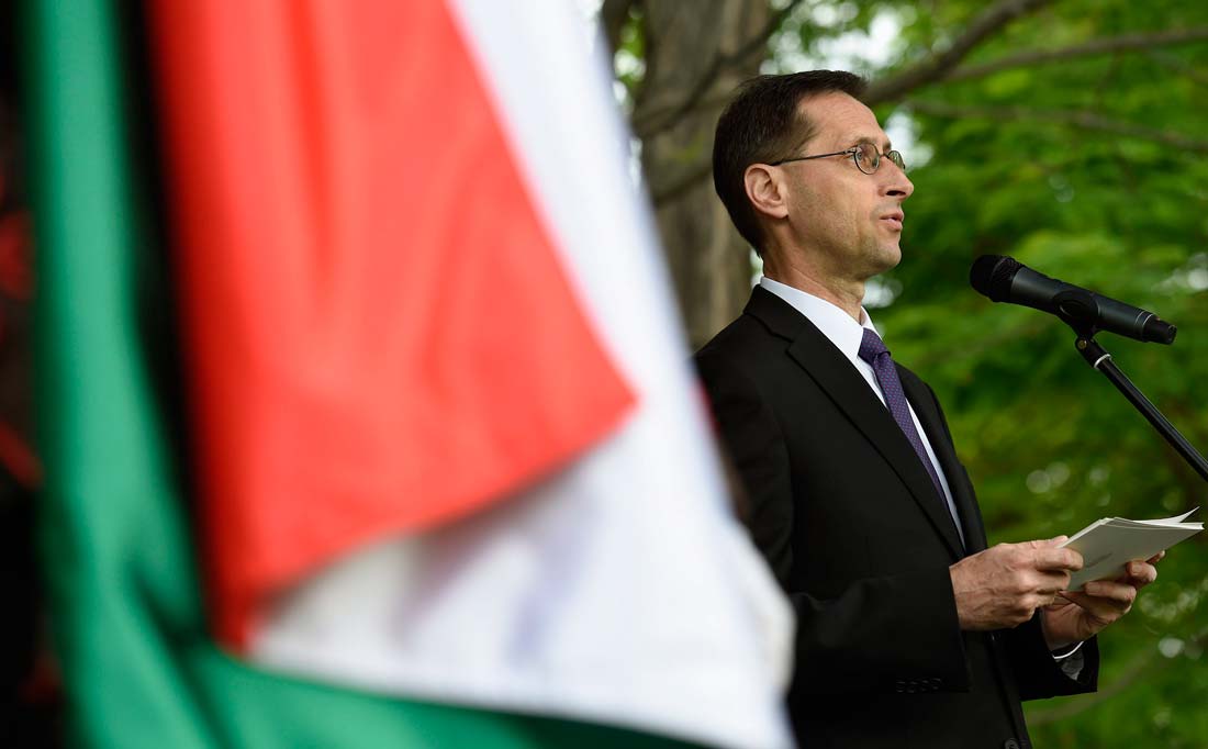 Varga Mihály: erős Magyarország tudja támogatni a határon kívül élőket