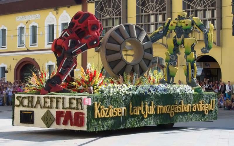 Az FAG virágkocsija és a Debreceni Népi Együttes az idei karnevál győztesei