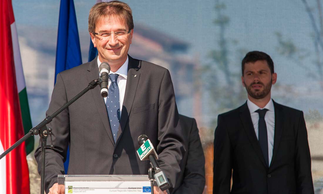 Átadták az Esztergom és Párkány közötti teherkompot