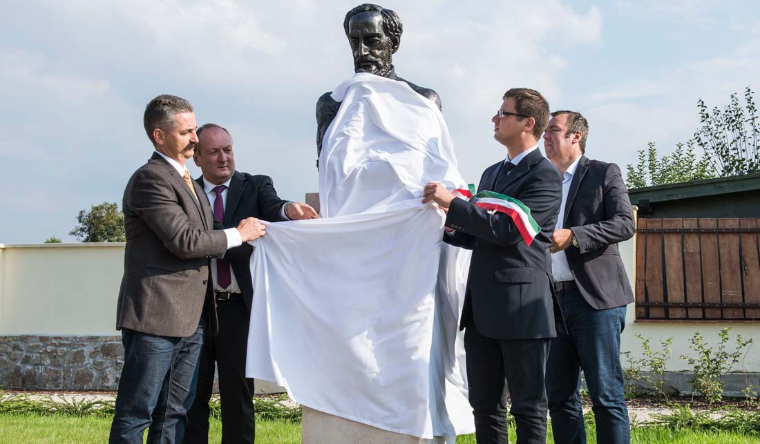 Széchenyi 225 – Szobrot avattak Kápolnásnyéken