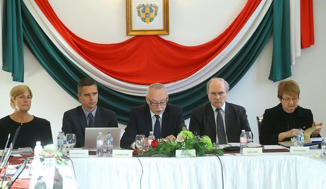 Megyei közgyűlés: Kevesebb kitüntetés több pénzjutalommal