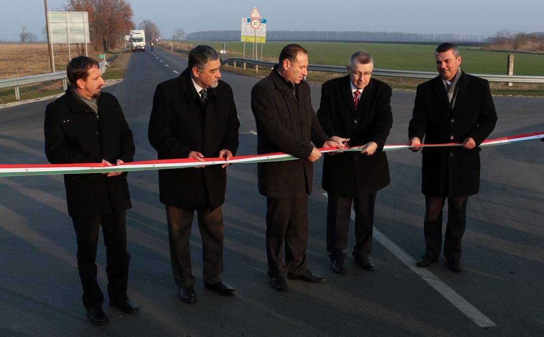 Átadták a Tiszaföldvár-Mezőtúr összekötő út megújult szakaszát