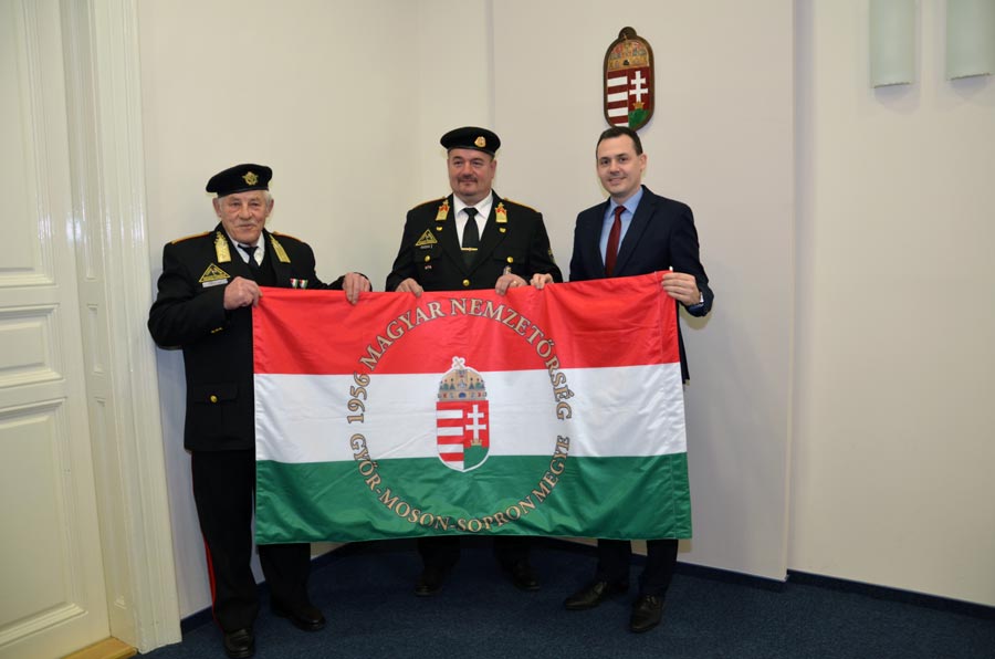 Csapatzászlót adományozott a Győr-Moson-Sopron Megyei Önkormányzat