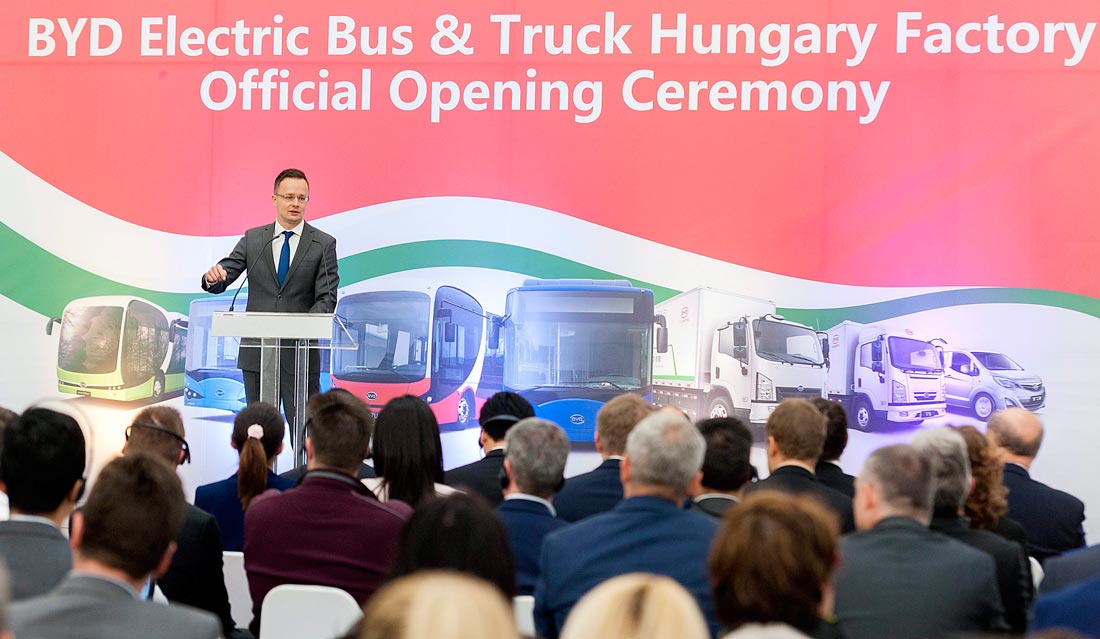 A kínai BYD megnyitotta elektromosbusz-gyárát Komáromban