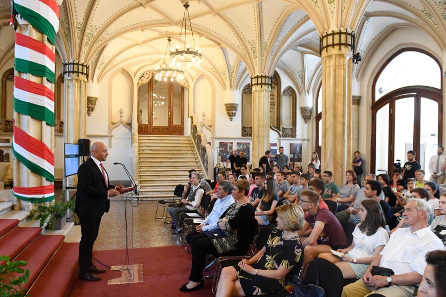 Menyhárt József: a nemzethez tartozás hűség és alázat