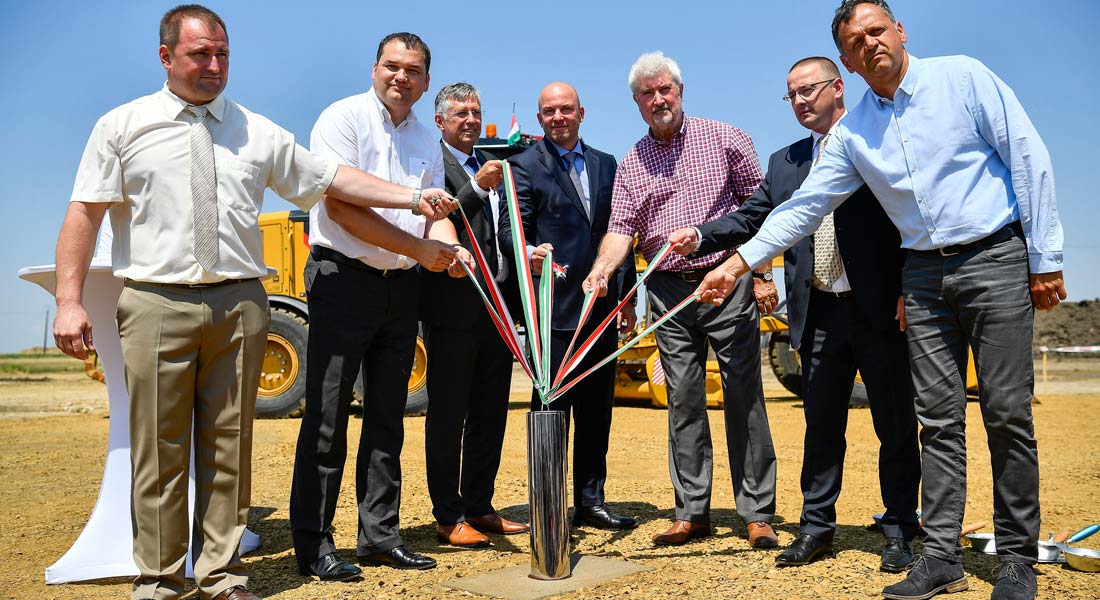 Lerakták az M4-es autópálya Berettyóújfalu-Nagykereki országhatár közti szakaszának alapkövét