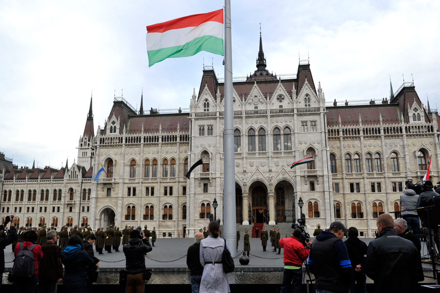 Felvonták, majd félárbócra engedték a nemzeti lobogót a Parlament előtt