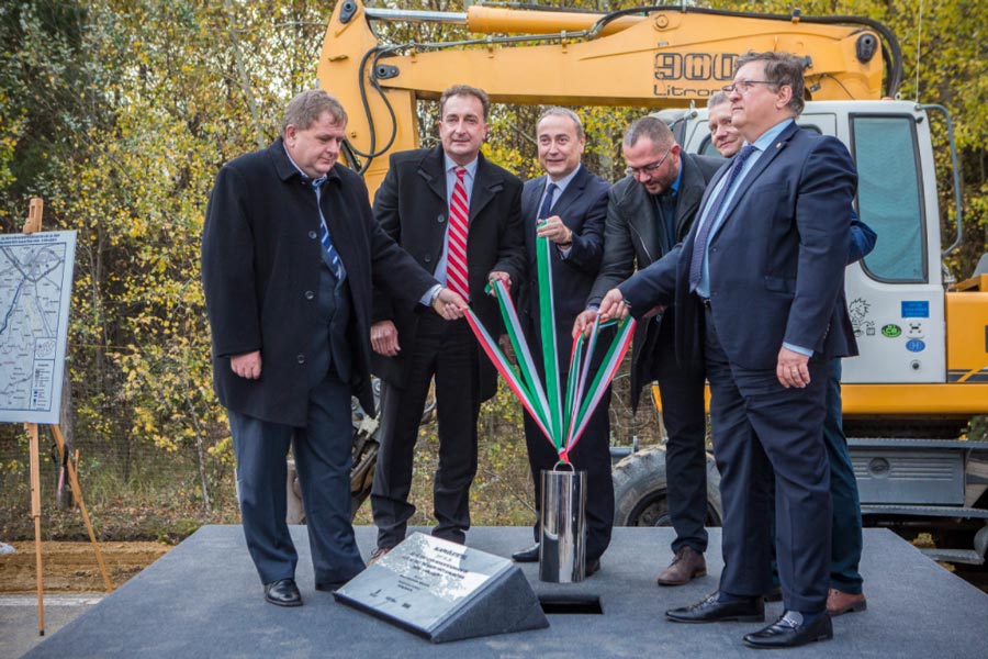 A kormány 2022-ig négyezermilliárd forintot fordít közúti és vasúti fejlesztésekre