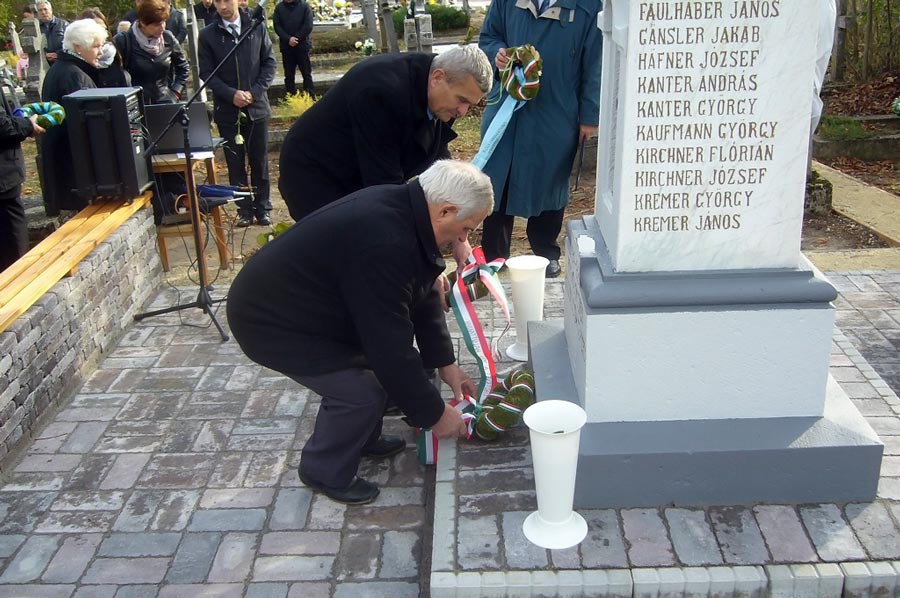 Koszorúk kerültek a szakadáti hősök felújított emlékművére