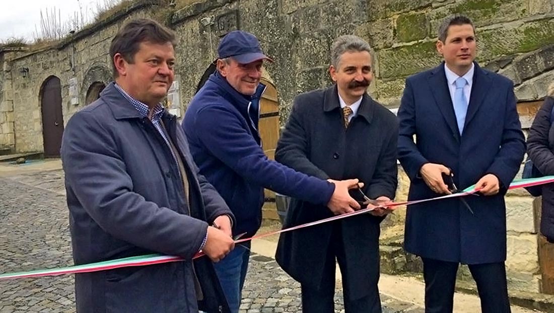 Átadták Etyek felújított borászati központjait