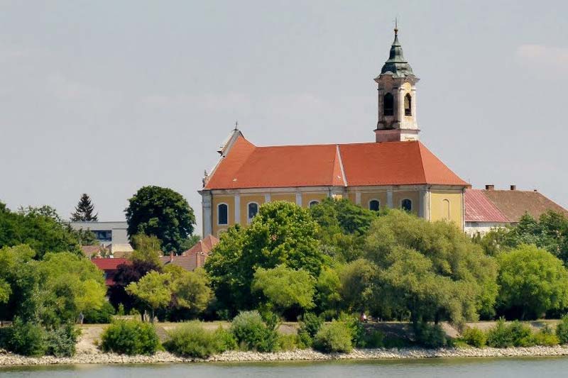 570 millió forintos felújítási támogatást kap a váci Szent Kereszt ferences templom