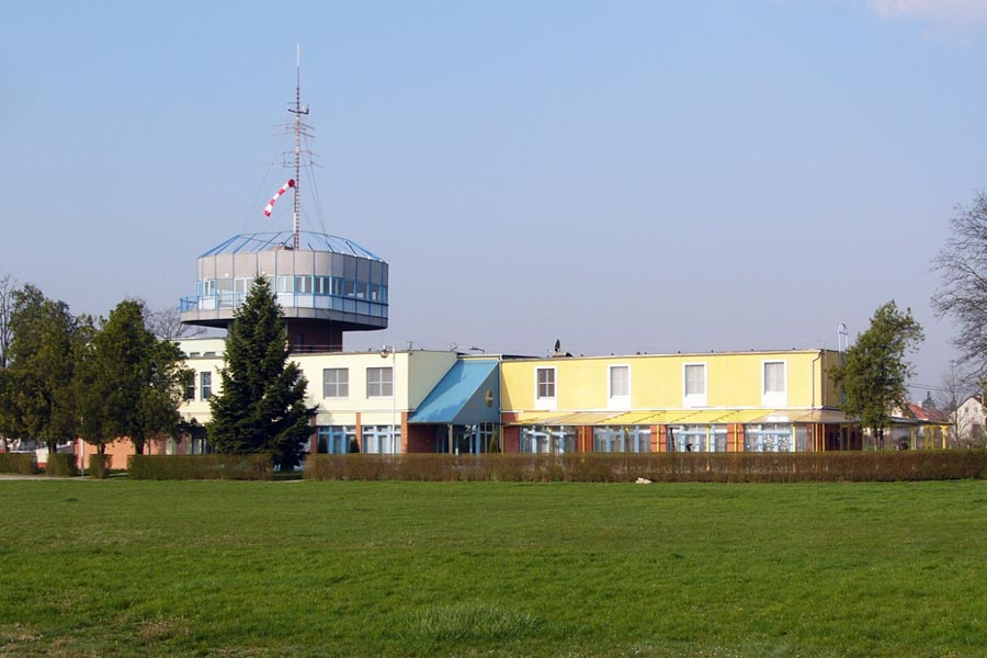 Korszerűsítik az őcsényi repülőtér főépületét