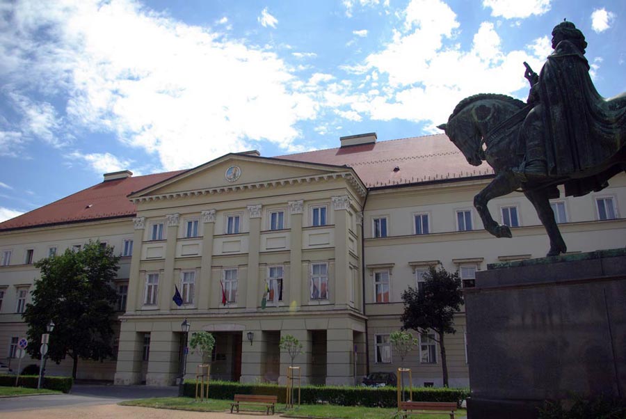 Megyenap Székesfehérváron: megyekorzó, Fejér Termék és Kézműves Vásár a Szent István téren