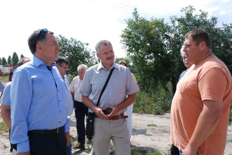 Hivatalos munka és dinnyeföld látogatás