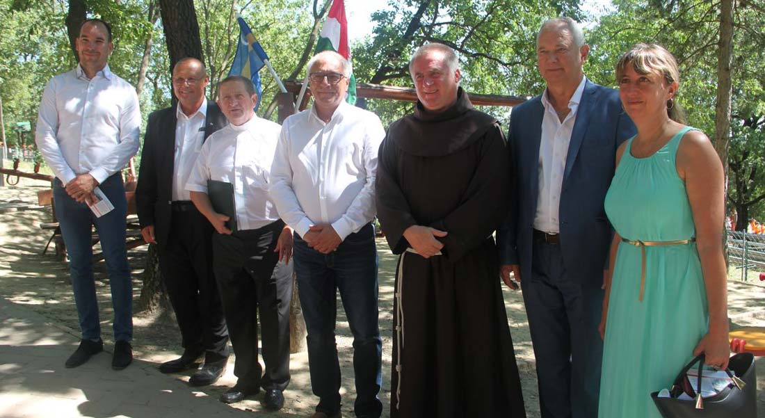 Átadták a megyebál jótékonysági bevételét