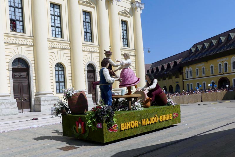 Bihar és Hajdú-Bihar megye közös virágkocsija bemutatkozott