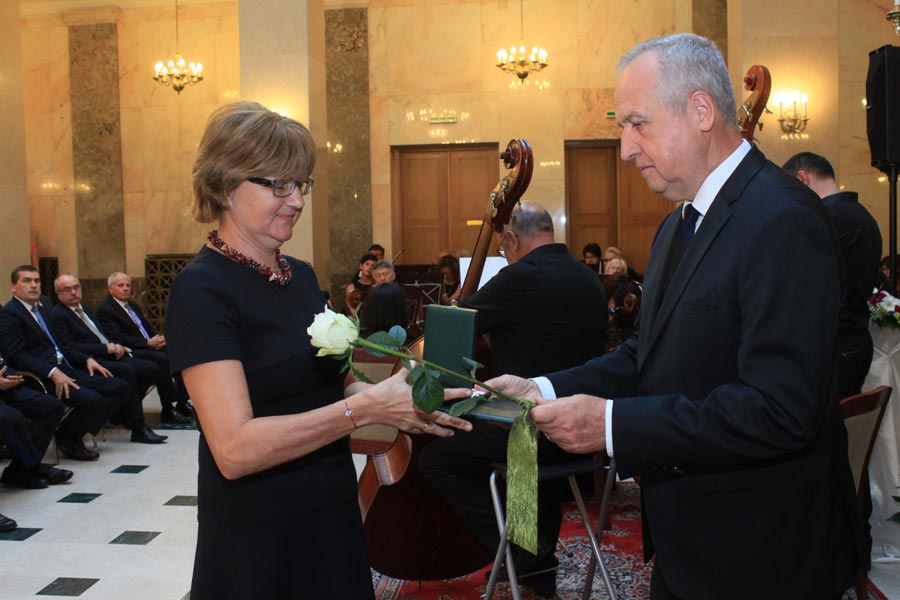 Állami elismerést kapott a Jász-Nagykun-Szolnok Megyei Önkormányzati Hivatal megyei címzetes főjegyzője