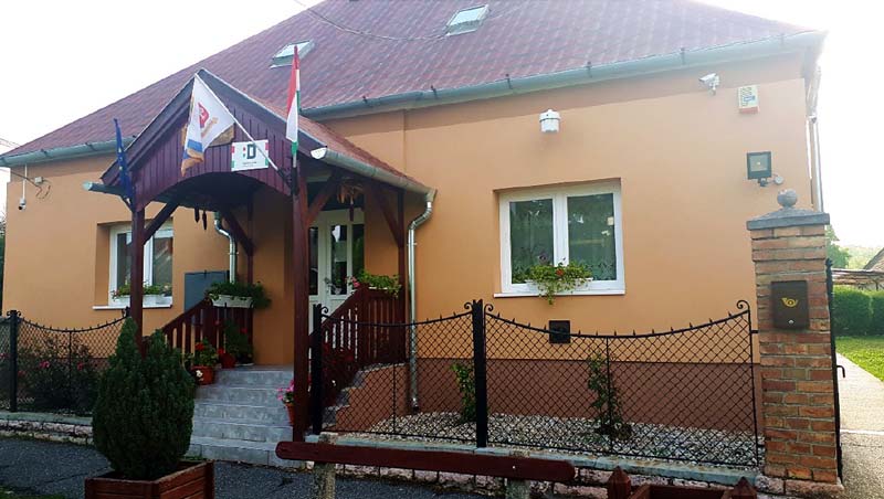 Átadták a megújult önkormányzati épületet Bakonypéterden