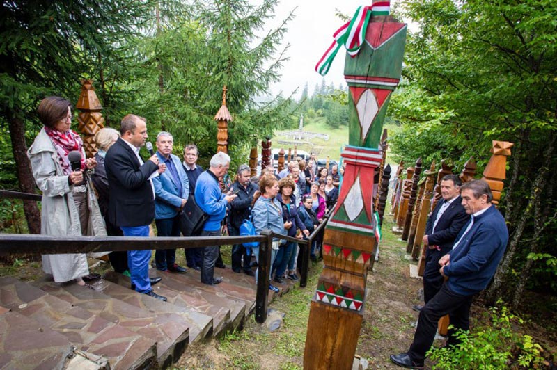 Segítségnyújtás és kopjafa állítás