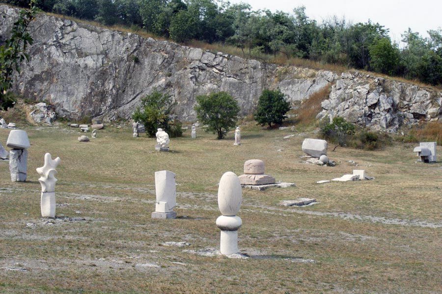 Csaknem 340 millióból újítják fel a nagyharsányi szoborparkot