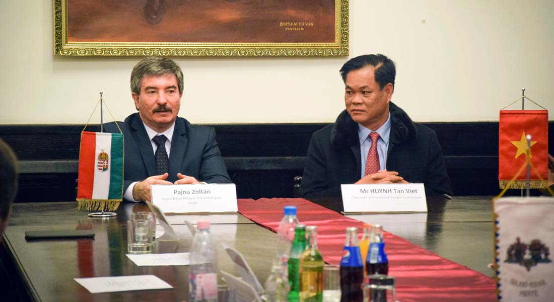 Vietnámi delegáció érkezett a debreceni Megyeházára