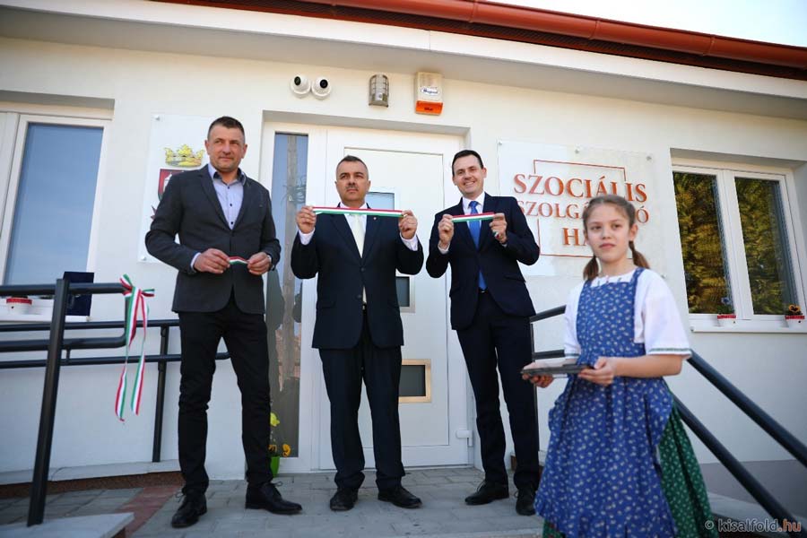 Új épületbe költöztek a szociális szolgáltatások Abdán