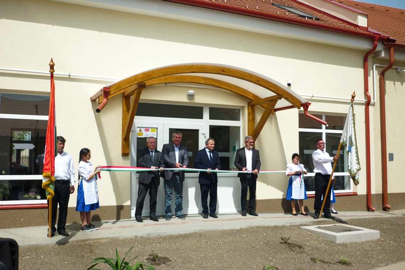 Szociális épületet avattak Hajdúszováton