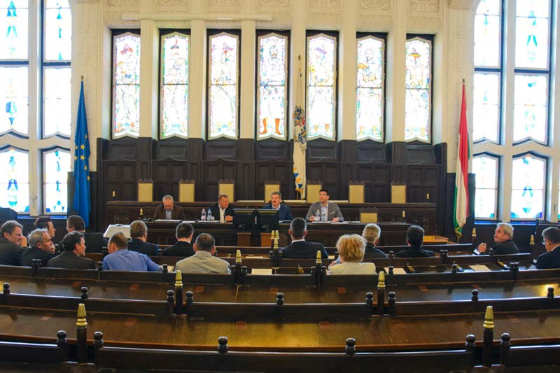 Ülnököket választottak a debreceni megyeházán