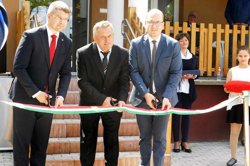 Óvoda és az idősek klubjának épülete újult meg Merseváton