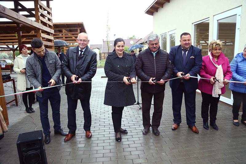 Átadták Baks felújított és kibővített piacterét