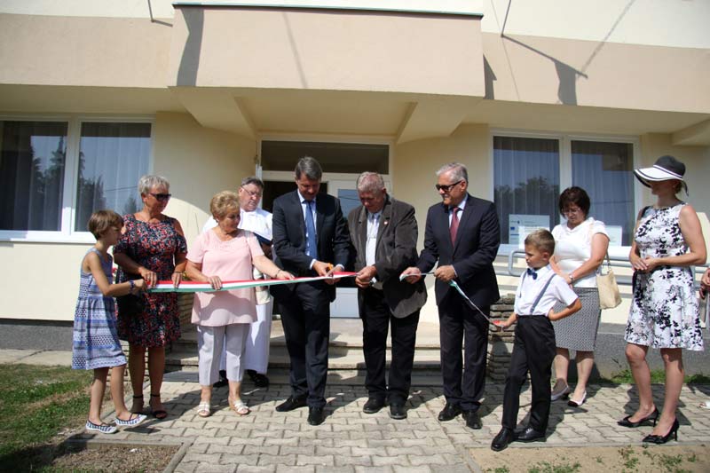 Ünnepélyesen felavatták a felújított közös önkormányzati hivatalt Csörnyeföldén