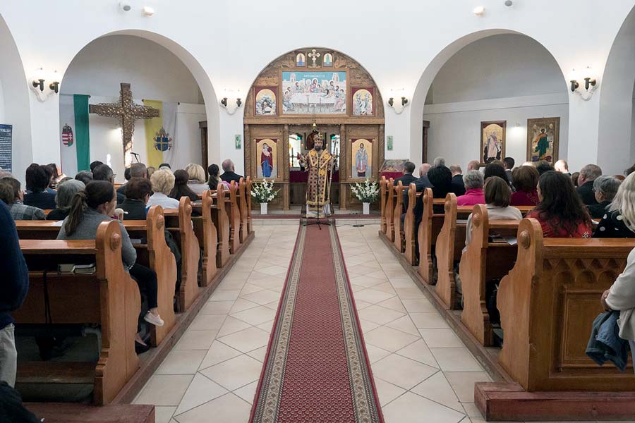Missziós kereszt érkezett a megújult téglási templomba