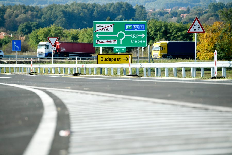 Az M4 gyorsforgalmi út újabb szakaszát adták át Pest megyében
