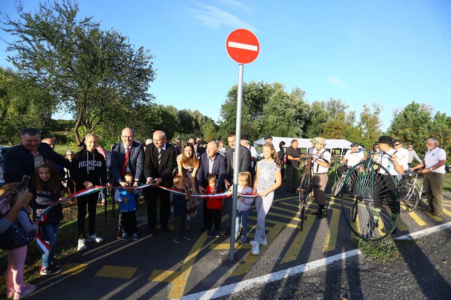 Kerékpárút és új burkolat Sárváron