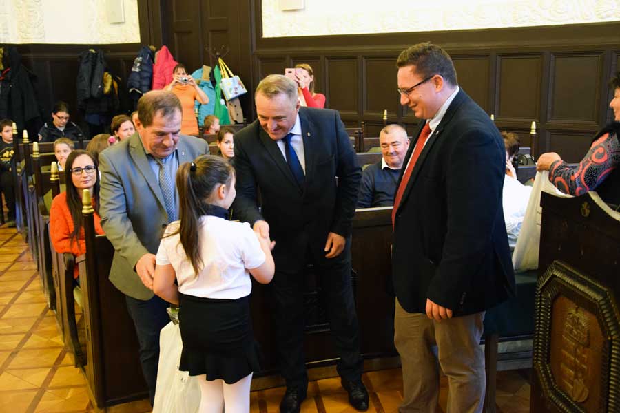 Ifjú horgászok jártak a Megyeházán