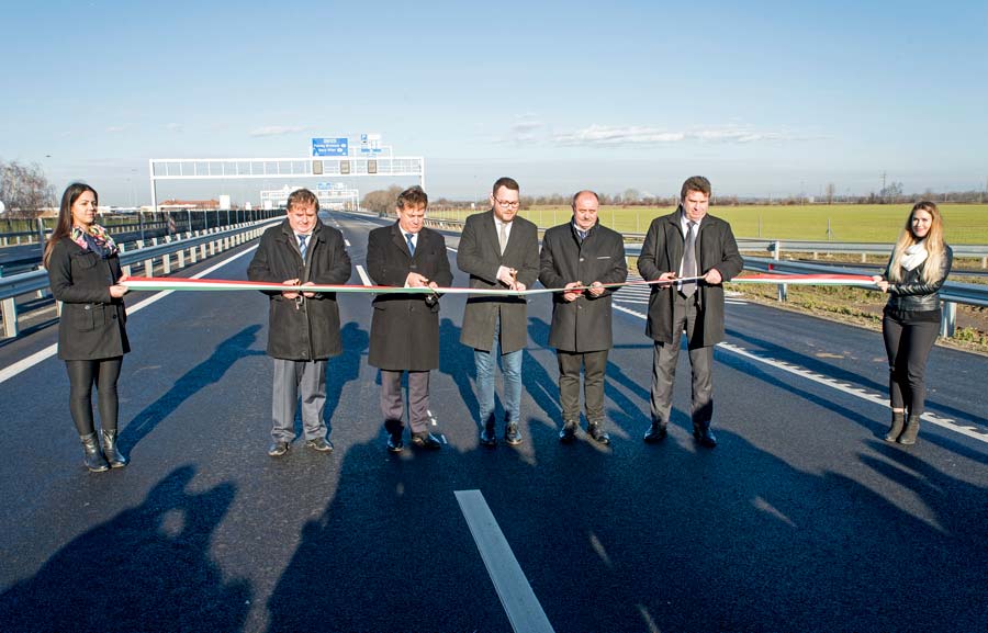 Átadták az M15-ös autóút kétszer kétsávos autópályává bővített szakaszát Rajkán