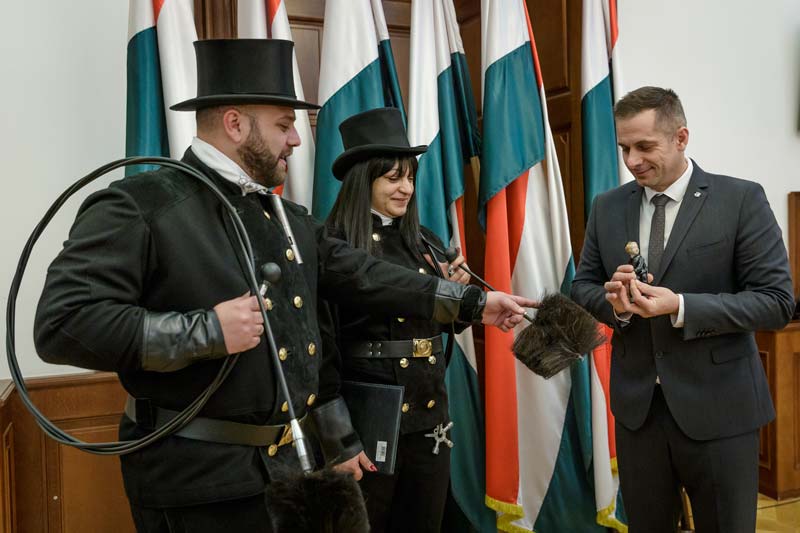 Kéményseprők kívántak jó szerencsét a Heves megyeieknek
