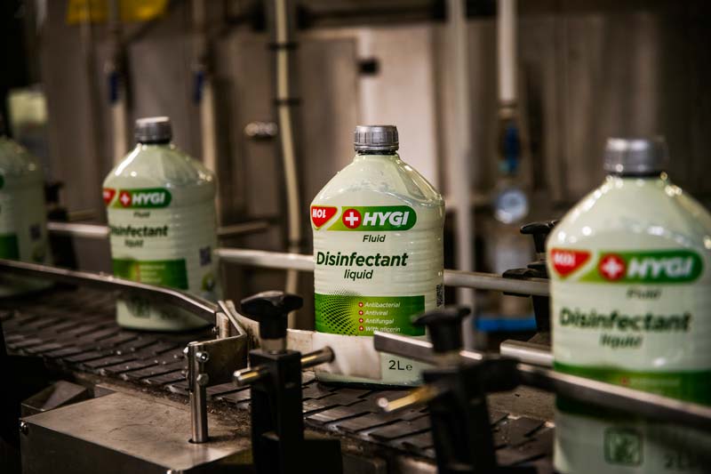 A Mol 15 ezer liter fertőtlenítőszert adományozott segélyszervezeteknek, önkormányzatoknak