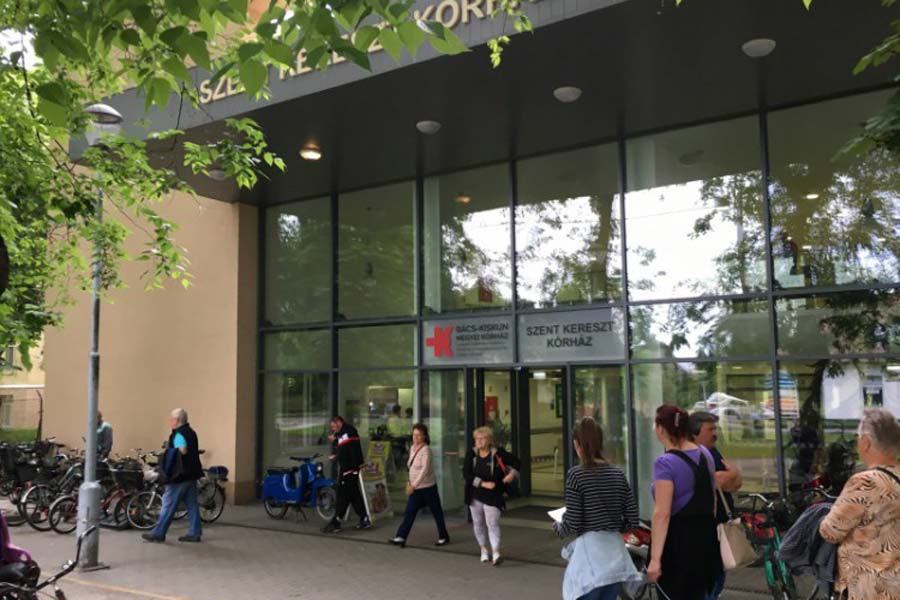 Özönlenek a felajánlások a Szent Kereszt Kórház részére