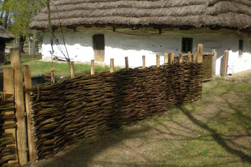 Megújult a balassagyarmati Palóc Ház sövénykerítése