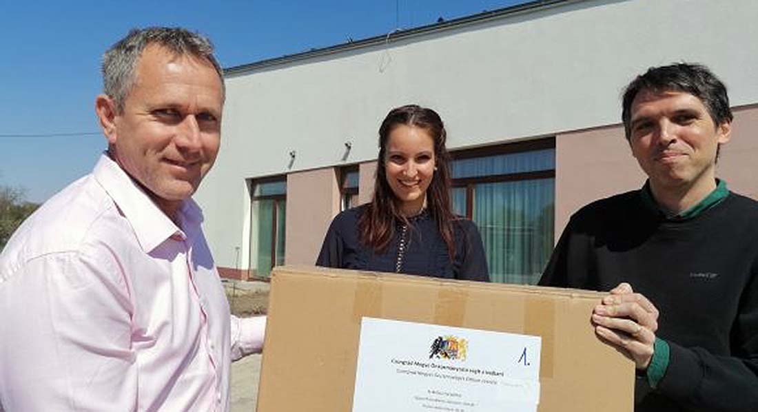 A Csongrád Megyei Önkormányzat védőeszközökkel óvja az ellátásban dolgozókat