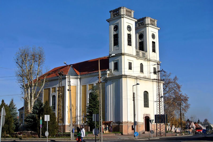 Megkezdődik a kisbéri katolikus templom felújítása