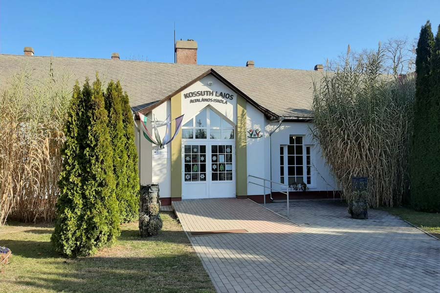 Megújult az iskola és a polgármesteri hivatal Ballószögön