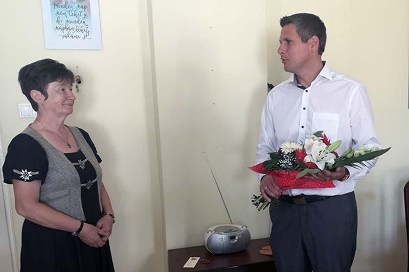 Elismerő oklevéllel köszöntötte a közgyűlés elnöke Deresné Tanárki Máriát