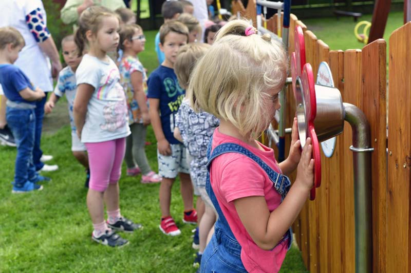 Zenélő kerítést avattak a félegyházi Százszorszép oviban