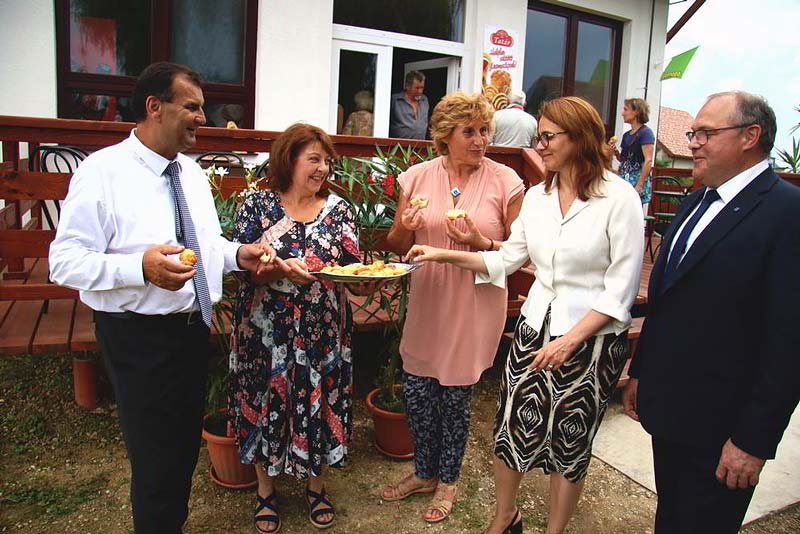 Reggeliző-kávézó-helyi termék boltot avattak Szentgyörgyvölgyön