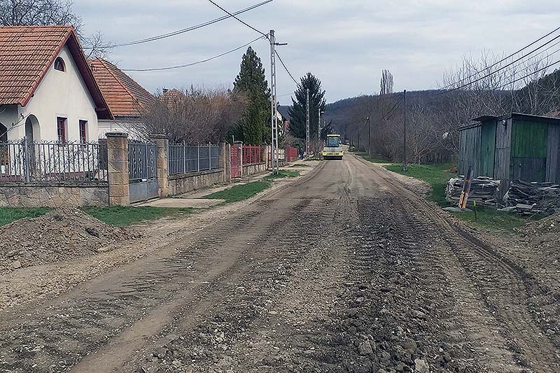 Megújulnak Kosd utcái