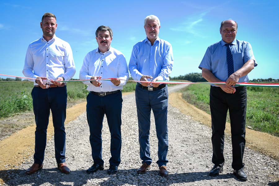 Szilárd burkolatú útnak örülhetnek a gazdák Tépén