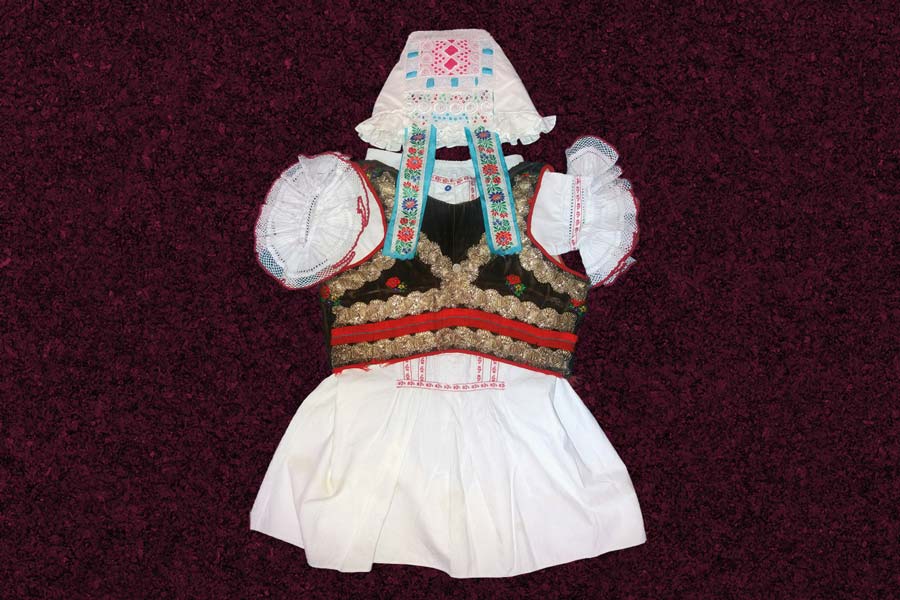 Elkészült Úri község népviseletes könyve